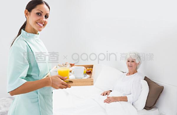 守护夕阳红 家庭护士与老年妇女的温情纽带