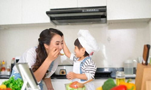 从监控里看到一幕 当保姆拉着我5岁儿子做饭，家庭价值观的差异带来沉思